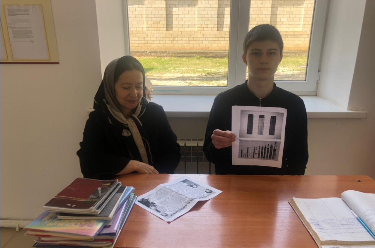 Социальный педагог Алишихова Раисат провела беседу со своим подопечным на тему "Сигареты убивают твою жизнь".